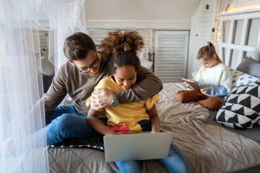 Mutlu bekar baba, Afro-Amerikan kızıyla mutlu anlar geçiriyor. Aile sevgisi kavramı