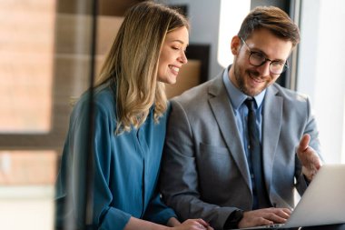 Modern ofis projesinde işbirliği yapan çok ırklı bir grup genç iş adamı. Genç ve başarılı girişimciler takım olarak çalışıyor..