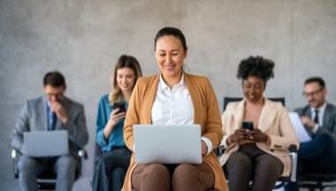 Çeşitli etnik çeşitlilikteki girişimci ve iş adamlarından oluşan başarılı bir grup, kurumsal ofiste hedeflerine ulaşıyor.