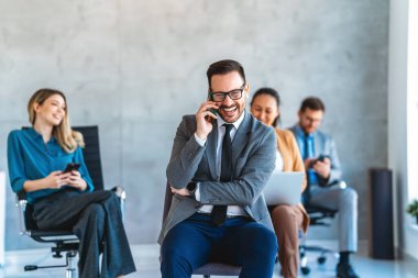 Bir grup iş adamı, finans şirketleri için fikir ve çözümleri tartışmak üzere bir toplantı yapıyorlar. Mutlu iş adamları büyüme ve başarı elde etmek için birlikte çalışıyorlar..
