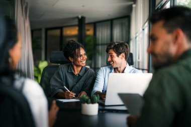 Endüstriyel tasarım uzmanları, yazılım mühendisi programcılar modern ofiste tartışıyorlar. Elektronik geliştirme şirketinde çalışan genç erkek ve kadın.