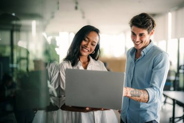 Yapay zekayı çalıştırmak için mühendis ve kullanıcı için sanal yardımcı araçlar. Yapay zeka teknolojisi, yapay zekayı tetikleyerek insanların üretken yapay zeka fonksiyonlarıyla çalışmasına yardımcı olur.