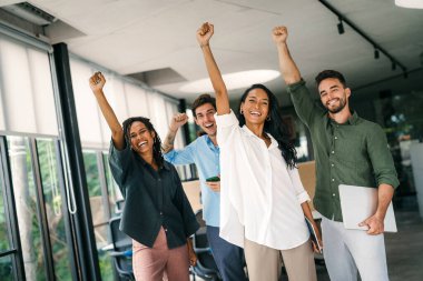 Çeşitli etnik çeşitlilikteki girişimci ve iş adamlarından oluşan başarılı bir grup, kurumsal ofiste hedeflerine ulaşıyor.