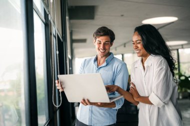 Çeşitli etnik gruplar, yönetim kurulu toplantıları. Çok kültürlü profesyonel iş adamları yönetim kurulunda araştırma planı üzerinde birlikte çalışıyorlar..