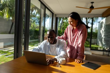 Farklı etnik çeşitlilikte genç bir çift yeni evine taşınıyor. Çift taşınma gününde yeni evde eğleniyor. Birkaç farklı ulus ve etnik köken birlikte vakit geçirmenin keyfini çıkarıyorlar.