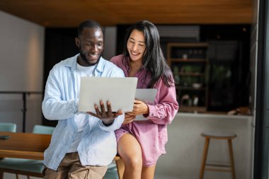 İki farklı genç girişimci iş adamı yeni bir proje başlatılmasını tartışıyor. Kadın ve erkek uzaktan bilgisayarla çalışıyor. Erkek kadın serbest çalışanlar birlikte çalışıyor. Dijital Göçebe