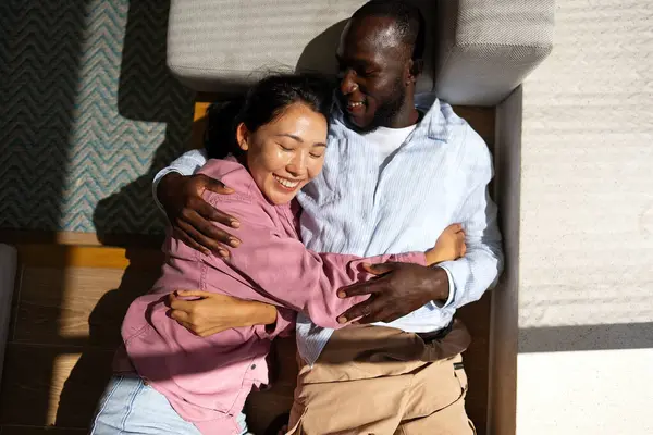 Karşılıklı saygı ve mutlu, başarılı bir ilişki. Sevgi dolu bir çift güven, uyum ve birlikteliğin tadını çıkarıyor, birlikte güçlü ve tatmin edici bir hayat kuruyorlar.