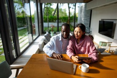 Çevrimiçi eğlence ve sosyal medya. Dijital dünyanın tadını çıkaran, bağlı kalan ve internetin olasılıklarını araştıran çeşitli, etnik çeşitlilikte bir çift.