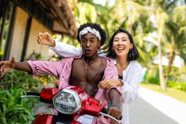 Kaygısız bir çift tropik bir plaj tatilinde eğleniyor, güneşin altında gülüyor ve oynuyorlar, birlikte unutulmaz anılar yaratıyorlar.