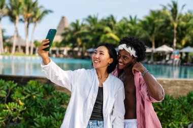 Kumsalda mutlu anlar, arkadaşlar, gezici bağlantıların, sosyal medyanın ve yazlık titreşimlerin tadını çıkaran çiftler, dijital dünyada eğlence, gülümseme ve arkadaşlığın olduğu anlar.
