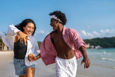 Romantik bir plaj kaçamağının keyfini çıkaran ırklar arası bir çift tropik bir cennette sevgi, kahkaha ve birlikteliği kucaklıyor.