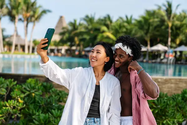 Kumsalda mutlu anlar, arkadaşlar, gezici bağlantıların, sosyal medyanın ve yazlık titreşimlerin tadını çıkaran çiftler, dijital dünyada eğlence, gülümseme ve arkadaşlığın olduğu anlar.
