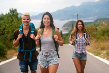 Arkadaşlar, kadınlar ve doğa haritası macera için, yolculuk ve yön ve çeşitlilik ile seyahat. Grup, Z jenerasyonu ve dağlarda yürüyüş. Egzersiz, mutluluk ve açık hava için birlikte.