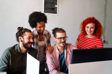 Meta evrende dijital kod yazan ve internette birlikte çalışan programcılardan oluşan bir ekip. Bir grup web tasarımcısı ofiste bir siber güvenlik web sitesi, uygulama veya yazılım geliştiriyor