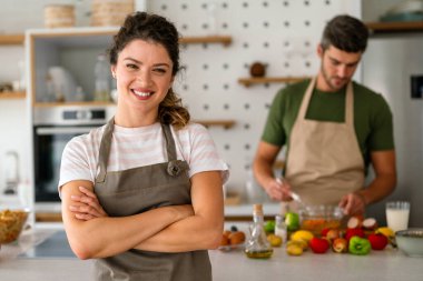 Genç çift güzel bir sabahta birlikte kahvaltı hazırlarken iyi vakit geçiriyorlar. Aşçılık, birlikte, mutfak, ilişki