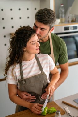 Genç bir çift mutfakta yemek yapmayı seviyor. Birbirlerine aşık bir erkek ve kadın kahvaltı hazırlıyor. Hafta sonu evde mutlu ve tasasız yaşıyorlar.