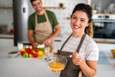 Müşteri özel mutfağında profesyonel özel aşçı. Evdeki gençlere yemek dersi veriyor.