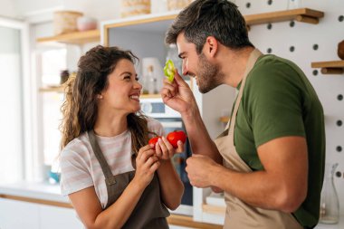Genç bir çift mutfakta yemek yapmayı seviyor. Birbirlerine aşık bir erkek ve kadın kahvaltı hazırlıyor. Hafta sonu evde mutlu ve tasasız yaşıyorlar.