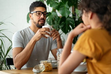 Mutfakta birlikte kahvaltı eden mutlu siyah çift.