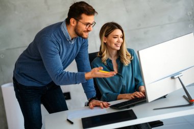 Modern bir ofiste bir proje üzerinde çalışan iş adamları. Erkek ve kadınlardan oluşan iş arkadaşları, canlı bir tartışma, teknoloji ve fikir paylaşımı içindeler..