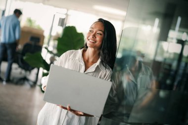 Ofiste çalışan yoğun profesyonel iş kadını çalışanı, genç bayan programcı, bilgisayarla online yatırım veya yazılım geliştirme üzerine düşünüyor..