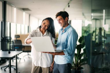 Mutlu yoğun çeşitlilik, çok ırklı iş adamları modern ofiste, şirket toplantısında dizüstü bilgisayarda birlikte çalışıyorlar.. .