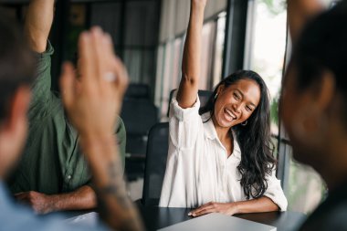 Yine aynı şeyi yaptık. Neşeli, heyecanlı genç melez ırk, çok ırklı girişimciler en son başarılarını ve harika çalışma ortamlarını kutluyorlar..