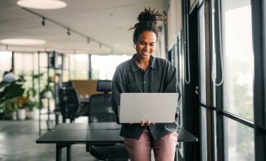 Yapay zekayı çalıştırmak için mühendis ve kullanıcı için sanal yardımcı araçlar. Yapay zeka teknolojisi, yapay zekayı tetikleyerek insanların üretken yapay zeka fonksiyonlarıyla çalışmasına yardımcı olur.