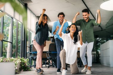 Mutlu, birleşik, çeşitli meslektaşlar, takım insanları. İş takım çalışması sonuçları, ticari başarı zafer sadakat birliği konsepti, iyi kurumsal ilişkiler ve takım oluşturma ile motive edilir..