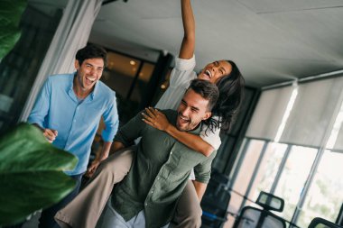 Bir grup çok ırklı genç ofis çalışanı anlık bir haz anında yakalanır. Birlikte son başarılı projeyi kutluyorlar..