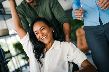 Çok ırklı, çeşitli girişimciler ve iş adamlarından oluşan başarılı bir grup birlikte hedeflere ulaşıyorlar. Görevde başarılı bir projeyi kutluyorlar.