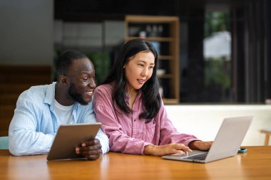 Dijital yaşam tarzı ve çevrimiçi bağlantı. Modern teknoloji odaklı dünyada eğlence, alışveriş ve kusursuz iletişimin tadını çıkaran çok ırklı mutlu bir çift.
