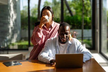 Uzaktan çalışma ve dijital iş. Çevrimiçi işbirliği yapan, projeleri yöneten ve çalışmalarının geleceğini her yerden kucaklayan çeşitli çiftler