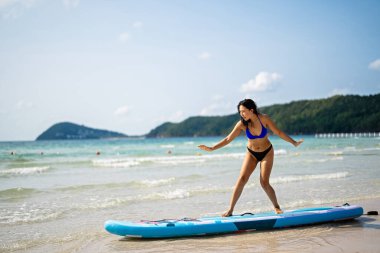 Stand-up 'lı güneşli plaj titreşimleri. Tropikal yaşam tarzını ve okyanus esintisini kucaklarken dalgaların, fitness 'in ve yaz macerasının tadını çıkarıyorum.