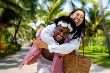 Huzurlu ve sevgi dolu bir çift güven ve derin bağları kucaklıyor huzurlu ve uyumlu bir sahil ortamında ilişkinin tadını çıkarıyorlar.