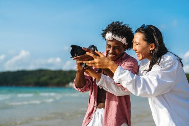 Tasasız yaz macerası. Genç, ırklar arası bir çift, güvenli seyahat sigortası ile güvence altına alınmış, tropikal tatillerinin keyfini çıkarıyorlar.