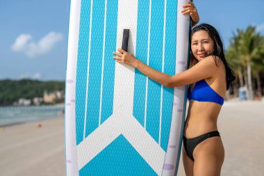 Stand-up 'lı güneşli plaj titreşimleri. Tropikal yaşam tarzını ve okyanus esintisini kucaklarken dalgaların, fitness 'in ve yaz macerasının tadını çıkarıyorum.