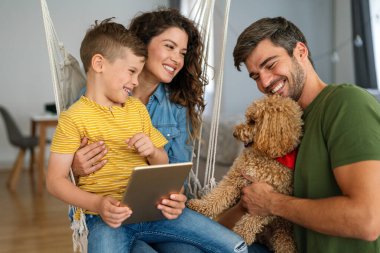 Mutlu aile, tatlı çocuklu aileler evde dizüstü bilgisayar kullanıyor, sanal parti veriyor, ekommerce ailesini online alışverişe çıkarıyor.