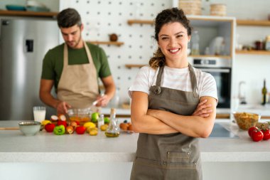 Genç bir çift mutfakta yemek yapmayı seviyor. Birbirlerine aşık bir erkek ve kadın kahvaltı hazırlıyor. Hafta sonu evde mutlu ve tasasız yaşıyorlar.
