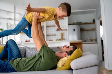 Evde eğlenen bekar baba ve oğulun portresi, aile hayatı, ebeveynlik, sevgi ve bağlılık kavramları