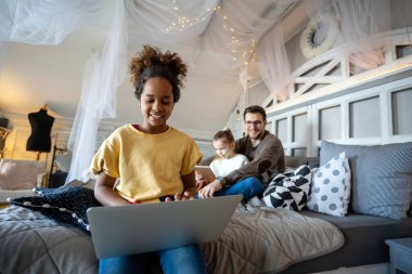 Şirin akıllı Afro-Amerikan okul öğrencisi kız sanal uzaklık öğreniyor internetten bilgisayardan dijital ders seyrediyor.