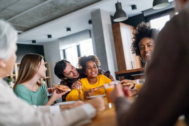 Çoklu etnik çeşitlilikte mutlu bir aile, üç nesildir aileleri ve büyükbabaları ve çocuklarıyla birlikte kutlama yapıyorlar.