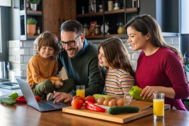 Mutlu bir aile mutfakta eğleniyor, hafta sonları birlikte güzel vakit geçiriyorlar. Aile, mutluluk konsepti