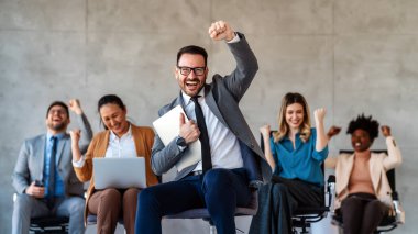 Bir grup iş adamı, finans şirketleri için fikir ve çözümleri tartışmak üzere bir toplantı yapıyorlar. Mutlu iş adamları büyüme ve başarı elde etmek için birlikte çalışıyorlar..