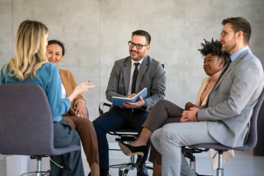 Çeşitli etnik çeşitlilikteki girişimci ve iş adamlarından oluşan başarılı bir grup, kurumsal ofiste hedeflerine ulaşıyor.