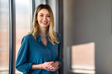 Genç, gülümseyen, mutlu, profesyonel iş kadını lideri, mutlu bayan şirket çalışanı ya da modern ofiste çalışan insan kaynakları müdürü.