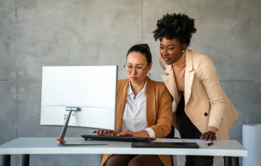 Modern bir ofiste bir proje üzerinde çalışan iş adamları. Erkek ve kadınlardan oluşan iş arkadaşları, canlı bir tartışma, teknoloji ve fikir paylaşımı içindeler..