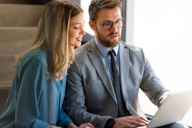 Modern bir ofiste bir proje üzerinde çalışan iş adamları. Erkek ve kadınlardan oluşan iş arkadaşları, canlı bir tartışma, teknoloji ve fikir paylaşımı içindeler..