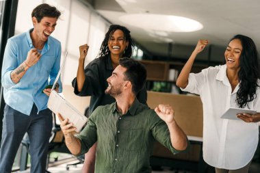 Yine aynı şeyi yaptık. Neşeli, heyecanlı genç melez ırk, çok ırklı girişimciler en son başarılarını ve harika çalışma ortamlarını kutluyorlar..