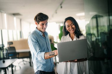 Modern ofis projesinde işbirliği yapan çok ırklı bir grup genç iş adamı. Genç ve başarılı girişimciler takım olarak çalışıyor..
